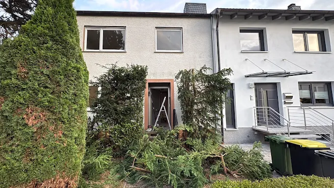 Hauseingang vorher - unaufgeräumter Eingangsbereich